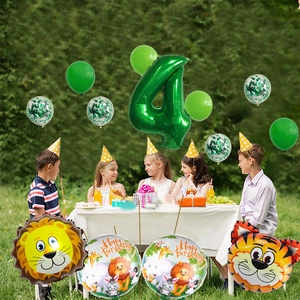 Dschungeltier-Set zum 4. Geburtstag mit grüner Zahl 4 und Löwenballons im Freien