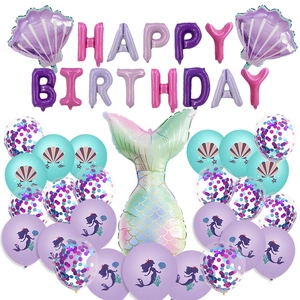 Detailset van zeemeerminstaart en schelpen ballonnen met paarse Happy Birthday folieletters