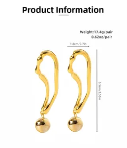 Vue détaillée montrant les dimensions et le poids des boucles d'oreilles en or 18 carats