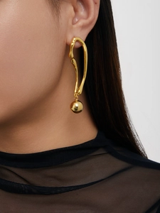Vue détaillée de boucles d'oreilles courbées en or 18 carats avec pendentif sphérique