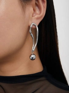 Vue détaillée de boucles d'oreilles argentées géométriques avec pendentifs en sphère métal