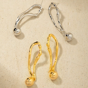 Boucles d'oreilles géométriques en or 18 carats et argent avec pendentif boule métal