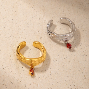 Verstellbare Ringe mit 18K Vergoldung, Wellenstruktur und roten Zirkonia-Anhängern