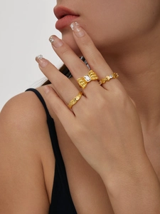 Dettaglio del set di anelli a fiocco placcati oro 18K con zirconi sulla mano