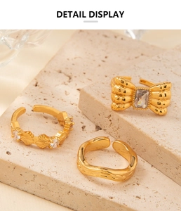 Vista dettagliata di tre anelli placcati oro 18K con fiocco e accenti in zircone