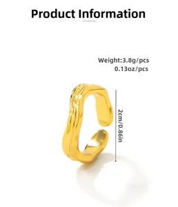 Dettaglio dell'anello aperto ondulato placcato oro 18K con specifiche di peso e misura