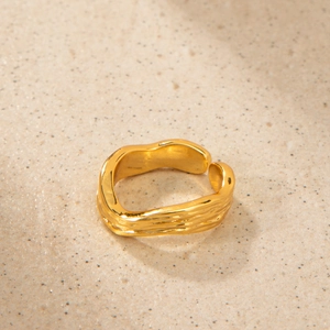Dettaglio ravvicinato dell'anello regolabile placcato oro 18K con trama effetto lava