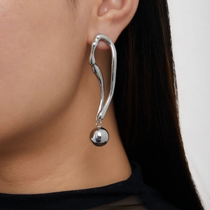 Boucles d'oreilles argentées géométriques avec pendentif boule en style minimaliste