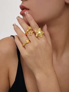 Gros plan d'une bague étoile en or 18 carats avec détails en zircon sur la main