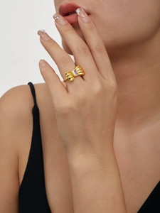 Dettaglio ravvicinato di un anello a fiocco placcato oro 18K con zircone rettangolare chiaro