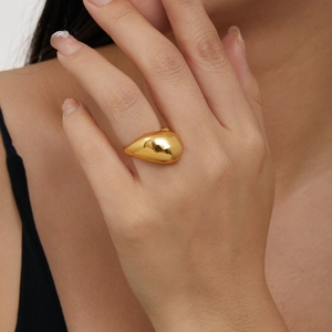 Bague goutte d'eau bombée en laiton plaqué or 18 carats au style moderne épuré