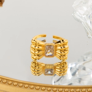 Macro dell'anello a fiocco placcato oro 18K con zircone centrale e trama plissettata