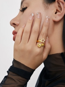 Vue détaillée d'une bague étoile ouverte en or 18K avec zircons sur le doigt d'un mannequin
