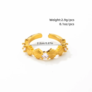 Dettaglio dell'anello a fiocco placcato oro 18K con zirconi incastonati e fascia aperta regolabile