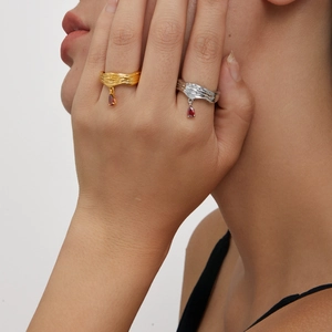 18K vergoldeter Ring mit Lavastruktur und birnenförmigem rotem Steinanhänger