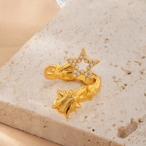 Vue macro d'une bague ouverte dorée ornée d'un design d'étoile scintillante en cristaux