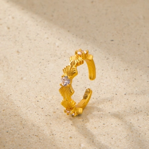 Macro di anello regolabile placcato oro con zirconi lucenti su una base di pietra naturale