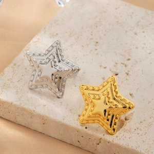 Détail des bagues étoiles en or 18 carats et argent avec bords texturés