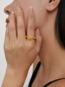 Détail d'une bague étoile plaquée or 18 carats montrant le métal texturé et le design