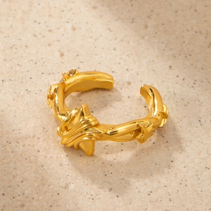 Gros plan détaillé de la bague étoile en or 18 carats avec texture torsadée et motifs étoiles