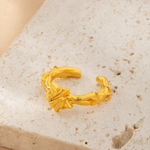 Vue détaillée de la bague étoile dorée réglable avec motifs gaufrés vintage complexes