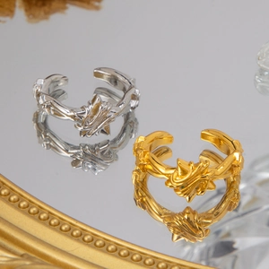 Vue détaillée des bagues étoiles en or 18 carats et argent aux textures gaufrées