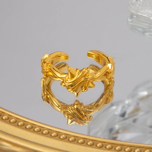 Détail d'une bague étoile ouverte en or 18 carats avec design épines sur miroir