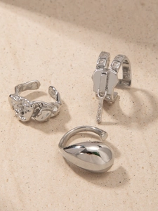 Detailansicht des versilberten 18K Ring-Sets mit Lava-Textur und Reißverschluss-Design
