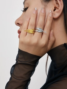 Detail von kreativen Reißverschluss-Ringen in Gold und Silber mit Mikro-Pavé-Kristallen