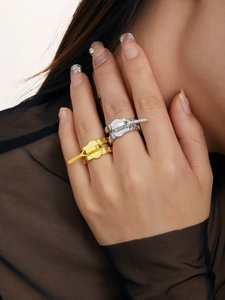 Nahaufnahme von 18K Gold- und Silberringen im Reißverschluss-Design mit Zirkonia-Besatz