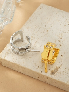 Makro-Detail von 18K Gold- und Silber-Reißverschlussringen mit Zirkonia-Einlage auf Stein