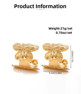 Vue détaillée des boucles d'oreilles fleur or 18 carats avec dimensions et texture fine