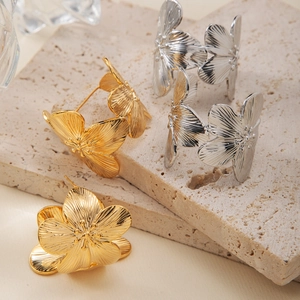Élégantes boucles d'oreilles fleur en or 18K et argent avec texture brossée sur pierre