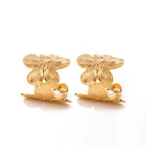 Boucles d'oreilles fleurs plaquées or 18K avec texture métallique brossée au design luxueux
