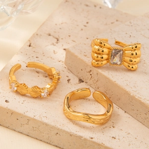 Eleganti anelli impilabili placcati oro 18K con fiocco e zirconi per donna stile