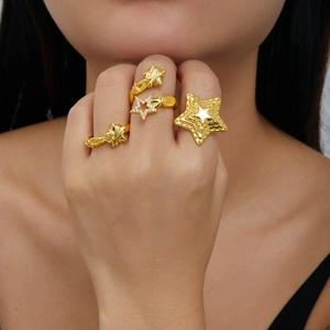 Lot de quatre bagues étoiles plaquées or 18 carats avec textures et strass scintillants