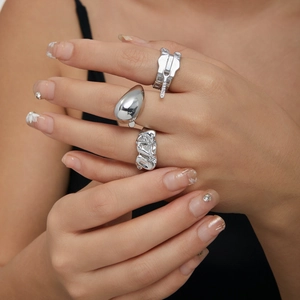 Set aus 18K vergoldeten Silberringen mit Tropfenform, Reißverschlussdesign und Faltenstruktur