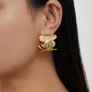 Boucles d'oreilles fleur plaquées or 18K élégantes avec pétales texturés sur modèle