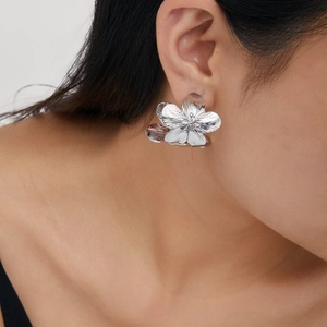 Boucles d'oreilles fleurs argentées avec texture brossée à 5 pétales et placage en or 18 carats