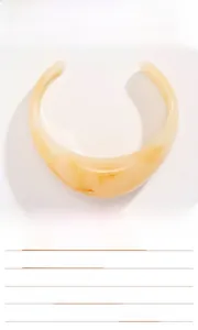 Vue détaillée d'un large bracelet en résine ambre avec son emballage individuel