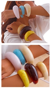 Détails de bracelets larges en résine aux tons Morandi avec texture marbrée