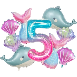 Détail de ballons sirène en aluminium avec chiffre 5 dégradé et formes d'animaux marins