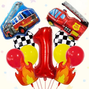 Dettaglio del set di palloncini vigili del fuoco per il 1° compleanno con camion e fiamme