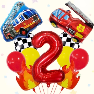 Dettaglio set compleanno pompiere con palloncino numero 2 rosso e camion dei vigili