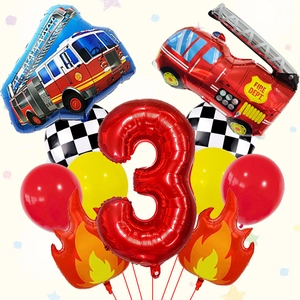 Vista dettagliata del set di compleanno a tema vigili del fuoco con palloncino rosso numero 3
