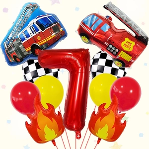 Dettaglio del set di palloncini a tema pompieri con camion e numero 7 rosso grande
