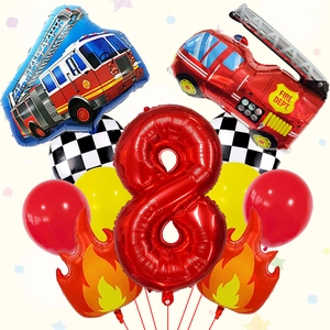 Dettaglio kit festa pompiere con palloncini camion e grande palloncino in alluminio rosso numero 8