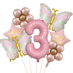 Dettaglio del set di palloncini rosa con farfalla 3D e motivi floreali e stellari