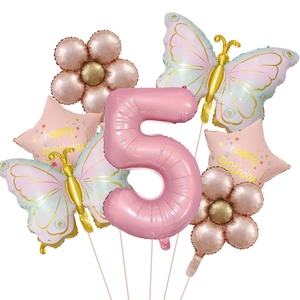 Dettaglio del set palloncino numero 5 rosa con farfalle e stelle per festa di bambini