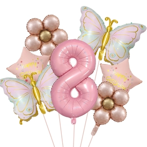 Dettaglio di palloncini a farfalla rosa e numero 8 per decorazioni di festa compleanno